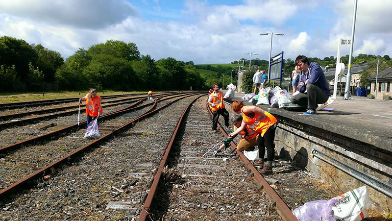 Clay sidings litter pickers