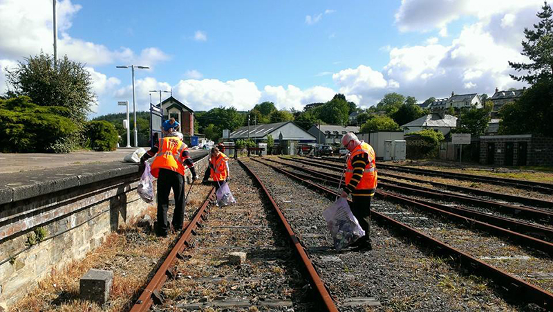 Clay sidings litter pickers