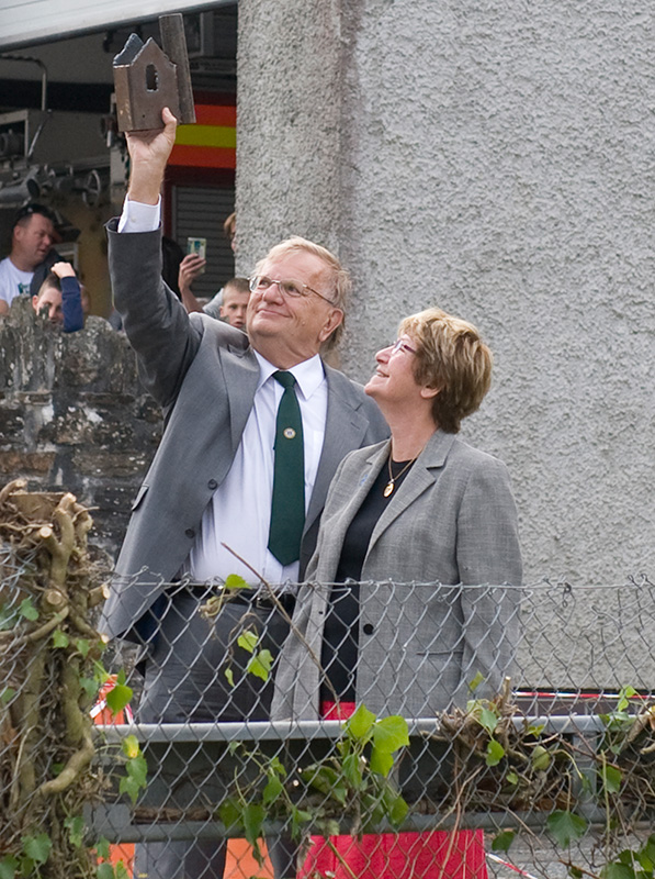 Lostwithiel Mayor Ian Gillett receiving a gift from the Man Engine